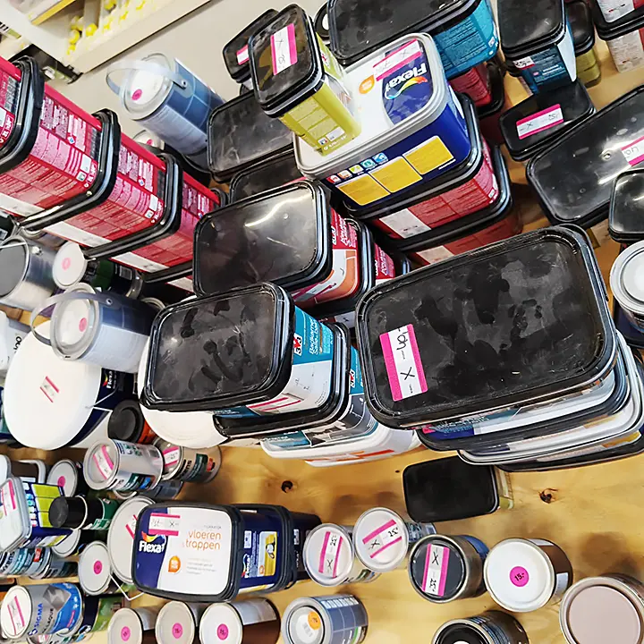 Rommelmarkt verf voorraad